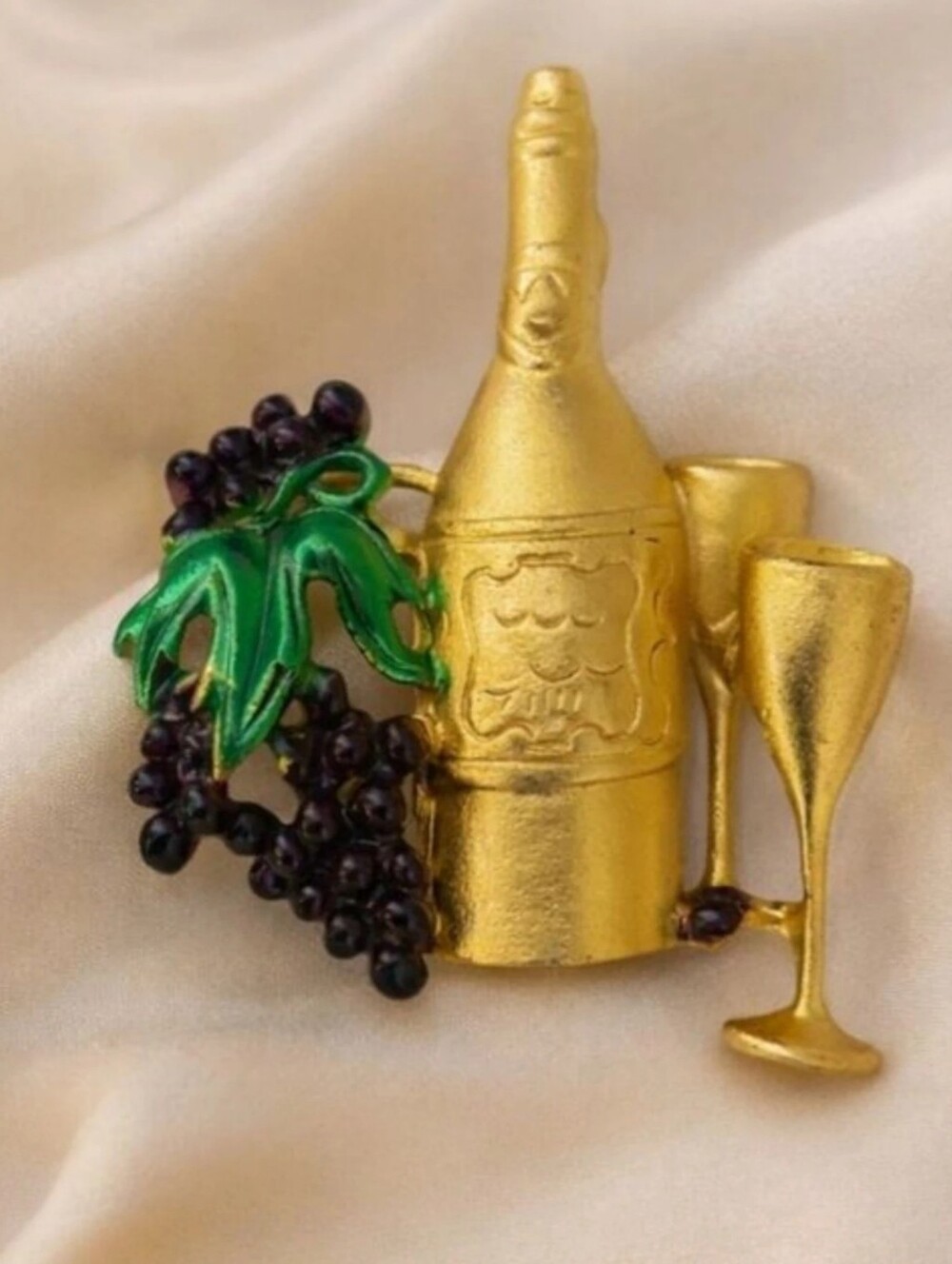 Vintage 80s AJC Signed Matte Gold Wine Bottle & Glasses Brooch - Picture 2 of 4